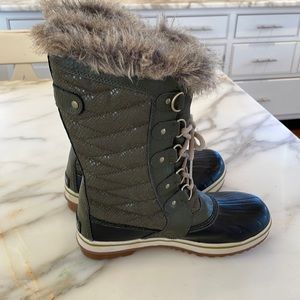 Sorel Jone of Arc winter shoes, in great used condition. Size 3 Kids